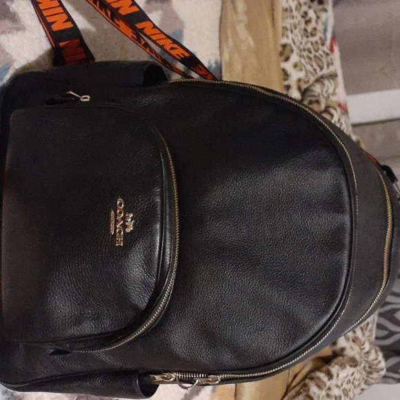 Coach back pack with matching coach hat with a nike strap - Picture 3 of 4